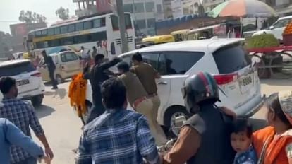 स्वामी प्रसाद मौर्य के वाहन पर फेंकी काली स्याही