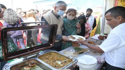 G-20 Food Festival: कार्यक्रम के अंतिम दिन भी रही स्टालों पर भीड़, जुबां को खूब भाये जापान-तुर्किये के व्यंजन व्यंजनों का लुत्फ उठाते लोग