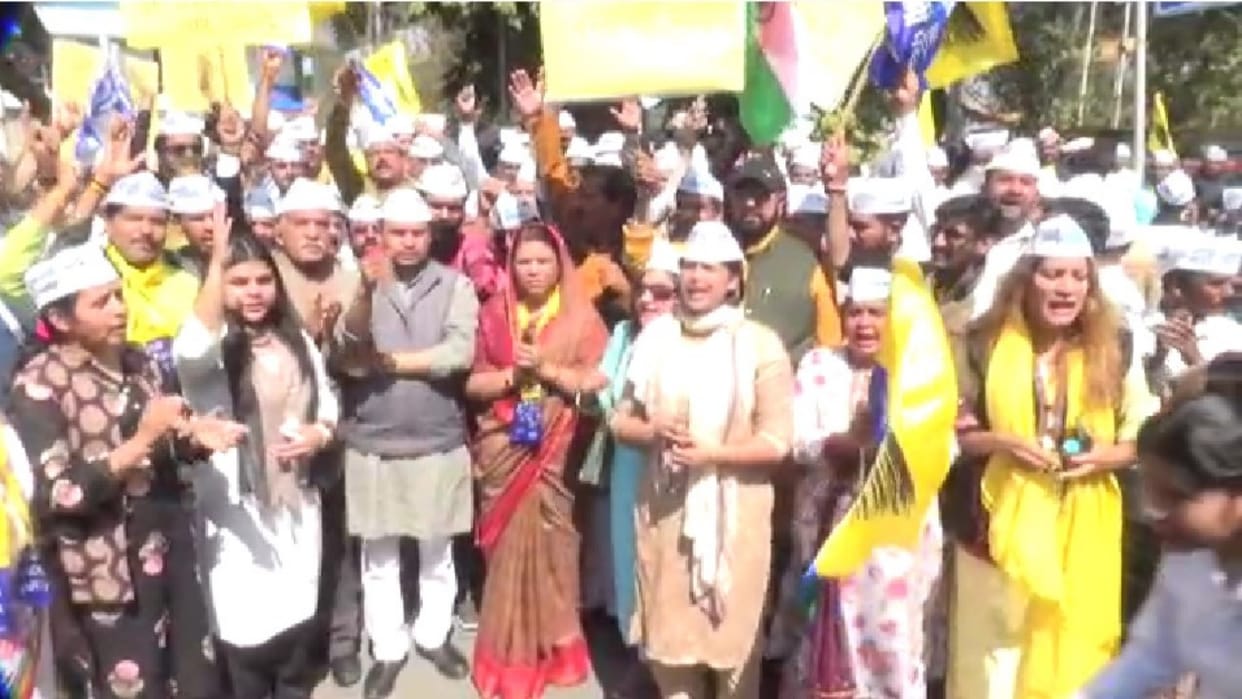 AAP protests over Hindenburg report on Adani in Bhopal clash with police many activists arrested