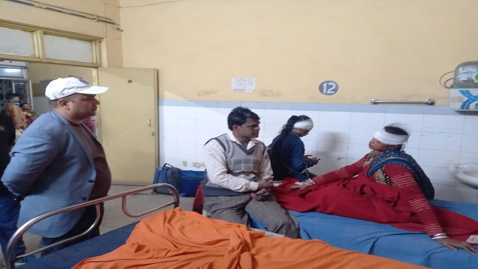accident on National Highway in etah Roadways bus collided with canter nine passengers injure