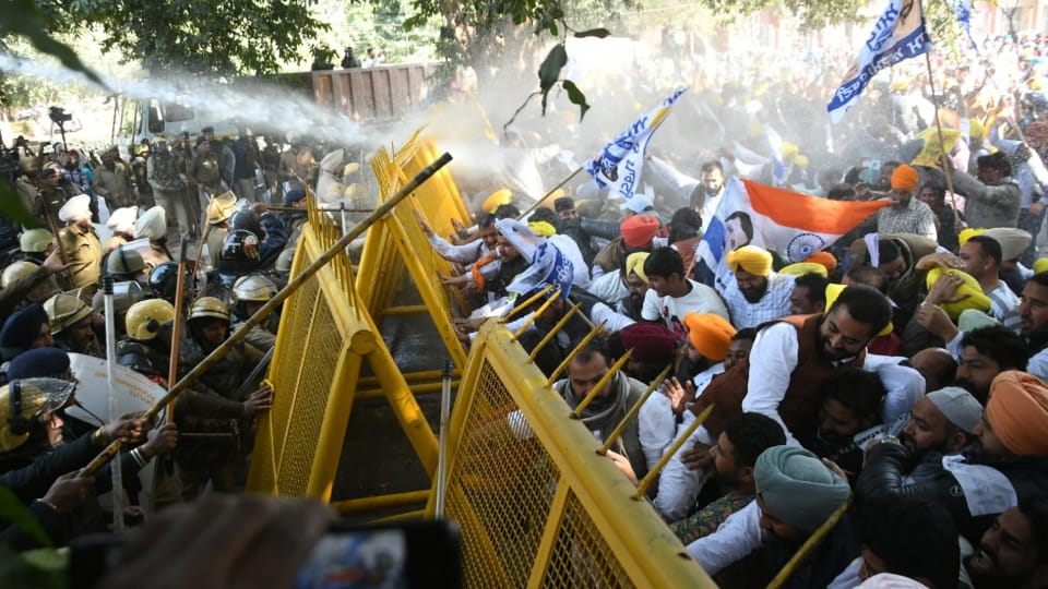 Aam Aadmi Party Protest outside BJP office in Chandigarh