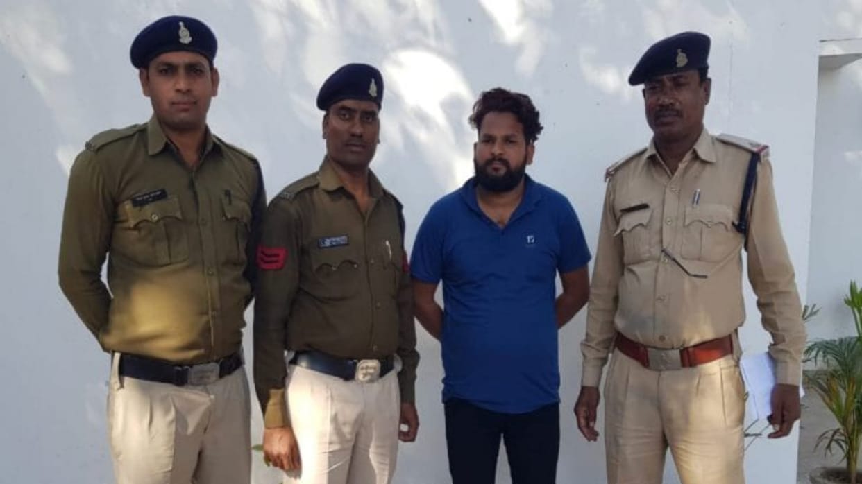 father-in-law and son-in-law cheated three brothers on pretext of job in janjgir-champa
