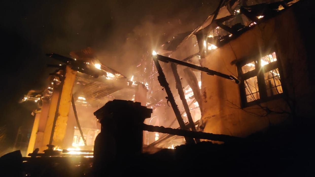 Fire breaks out in an old wooden building near Machhi Wali Kothi in Jakhu Shimla