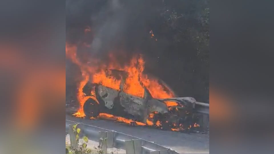 Dehradun: Haryana Tourist Ford Figo Car Caught Fire on Mussoorie Kimadi road