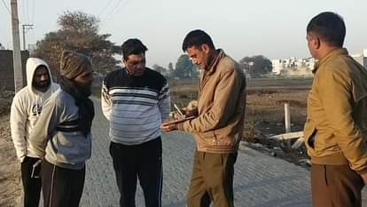 फतेहाबाद में जांच करते पुलिसकर्मी।