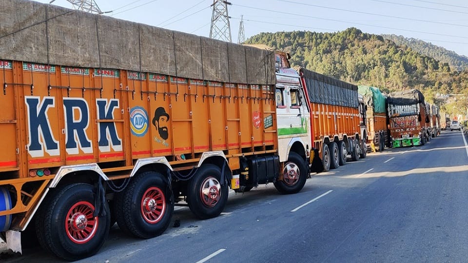 Jammu Srinagar highway closed due to falling stones in Sher Bibi area hundreds of vehicles stranded