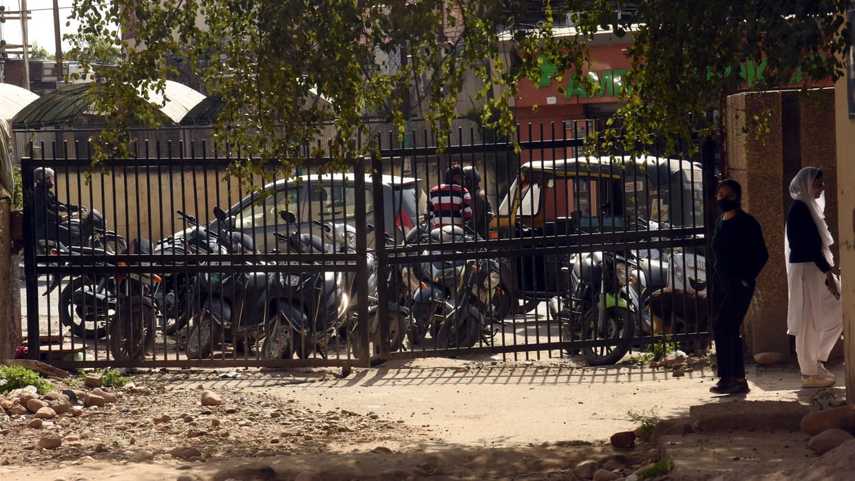 Jammu gmc hospital Traffic jam due to haphazard parking of vehicles