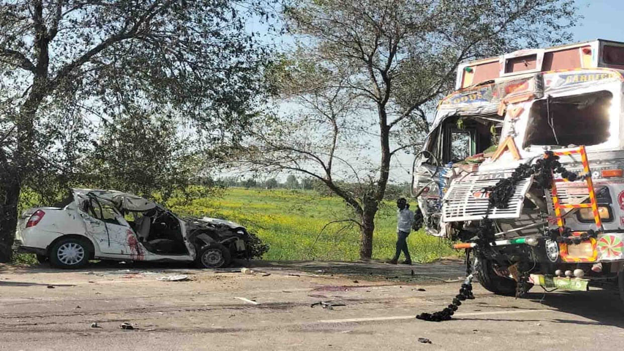 Dumper and car collided on Kanpur-Sagar highway, one dead, three injured