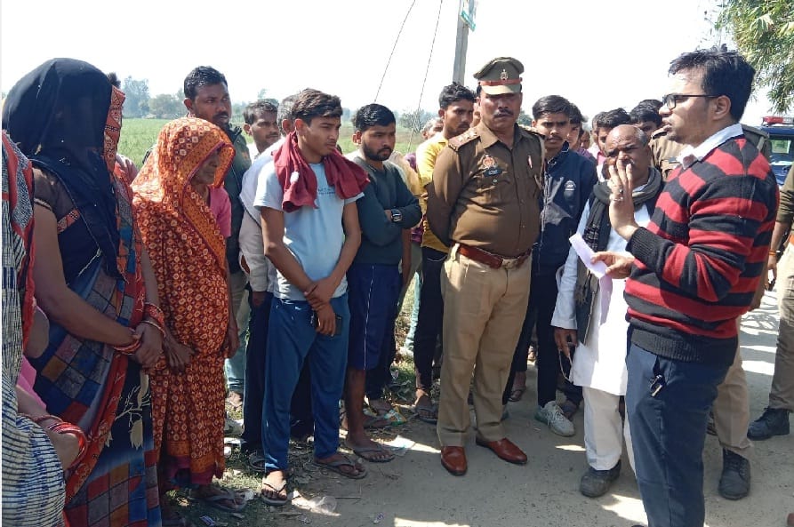 Women put a lock on the liquor shop in Unnao, SDM gave assurance of action