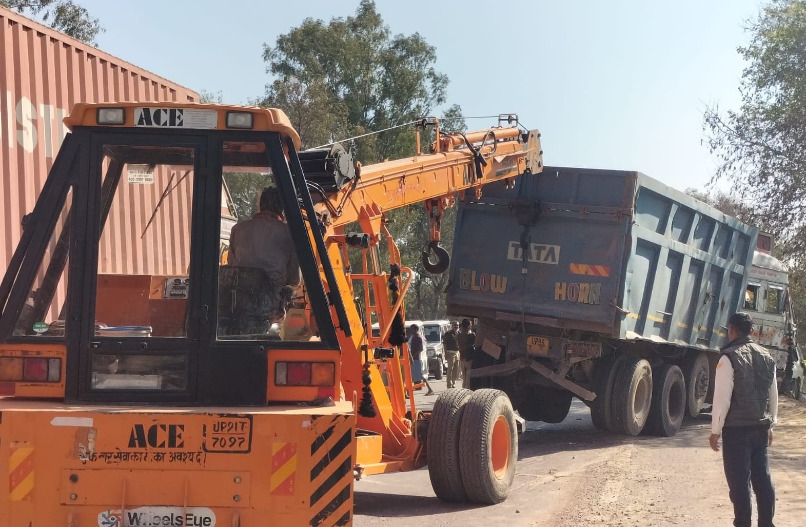Horrific road accident in Hamirpur, collision between dumper and car, painful death of two people