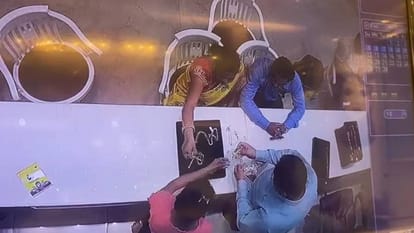 A man and a woman who came as customers in a jewellery showroom in Agra stole a chain worth 1.25 lakh