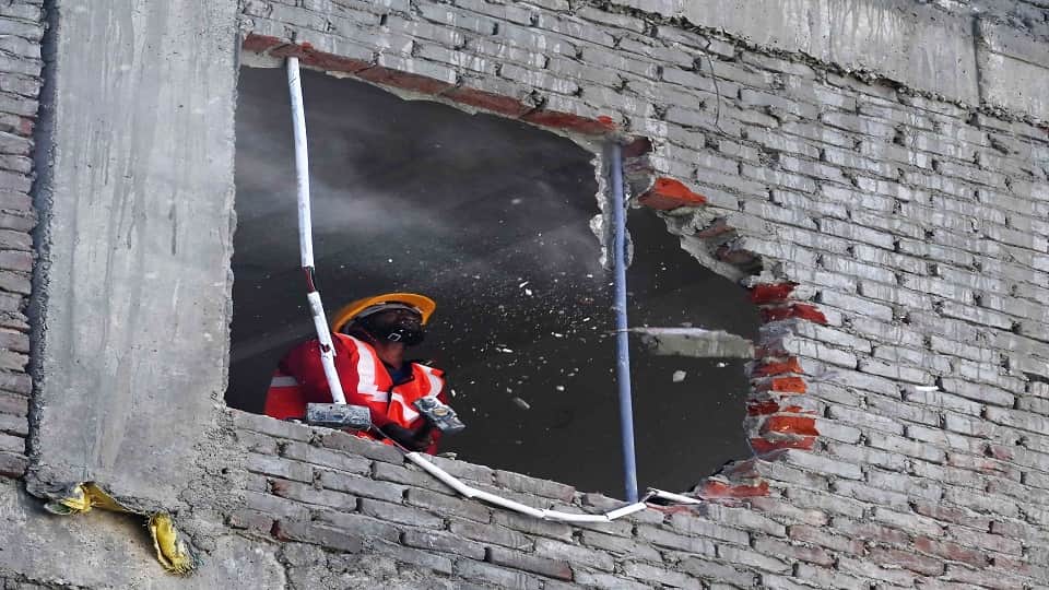 Mehrauli Demolition Women angry with the action threw chilli powder at police