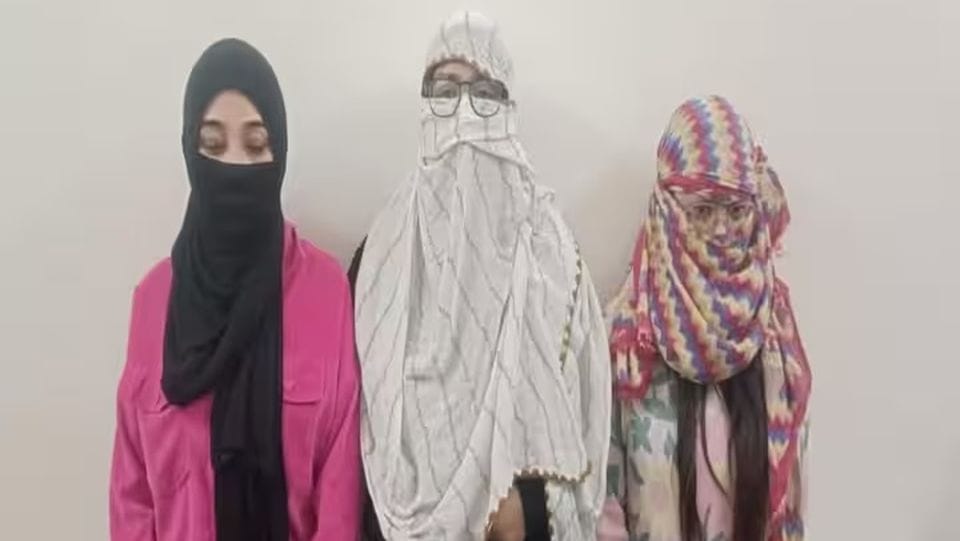 girls trafficking racket gang in beauty parlor indore