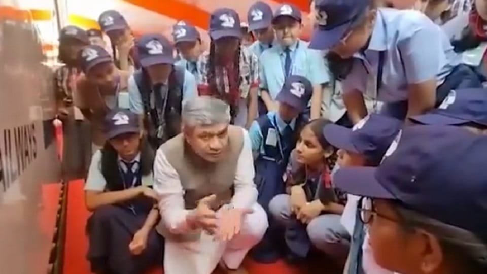Railway Minister Ashwini Vaishnaw gives children an insight into Vande Bharat Express