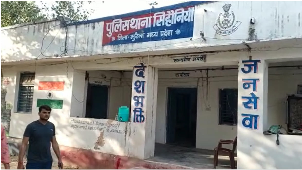 Stones were pelted on the policemen who went to take action against the mafia in Chambal