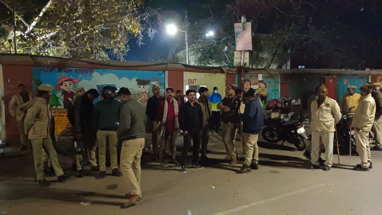 Clash between BHU students and street vendors from Lanka in Varanasi brick and stone pelting
