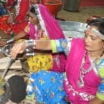 आदिवासी महिलाएं गरमा गरम भोजन परोस रहीं