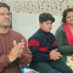 महिला क्रिकेटर शैफाली वर्मा के माता-पिता व बहन आईपीएल बोली की प्रक्रिया देखते हुए।