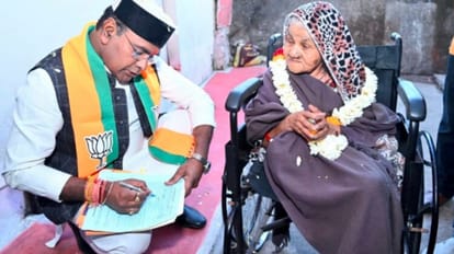 भोपाल में विकास यात्रा के दौरान पार्वती बाई के वृद्धावस्था पेंशन के लिए सारंग ने खुद पर्चा भरा।