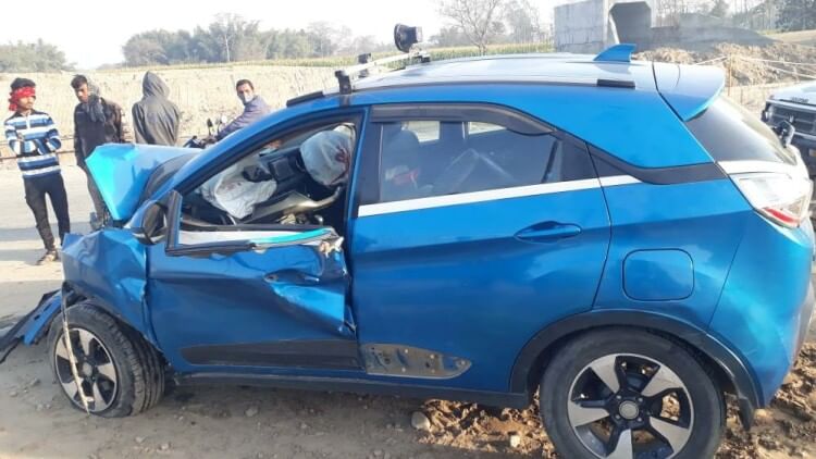 Bihar:शादी से लौट रही कार अररिया में दुर्घटनाग्रस्त, लड़का के फूफा सहित दो  की मौत चार घायल - Bihar: Car Returning From Marriage Crashed In Araria, Two  Including Boy's Uncle Killed, Four