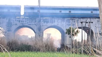 Bihar: रेल ट्रैक्शन वायर गिरने से आरा-दानापुर-डीडीयू रेलखंड पर डेढ़ घंटे तक रेलवे परिचालन बाधित Bihar: रेल ट्रैक्शन वायर गिरने से आरा-दानापुर-डीडीयू रेलखंड पर डेढ़ घंटे तक रेलवे परिचालन बाधित