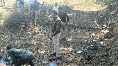 युवक से दरिंदगी: चाकू से गला रेता, निकाल ली आंख, फिर भी नहीं मरा तो सिर पर पत्थर पटक दिया; दो हिरासत में शराब भट्टी के पास मिला युवक का शव।