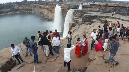 चित्रकोट महोत्सव कल से: तीन दिन सजेगी कला, संस्कृति और खेलकूद की महफिल, आबकारी मंत्री लखमा करेंगे शुभारंभ चित्रकोट वाटर फाल पर उमड़े पर्यटक।