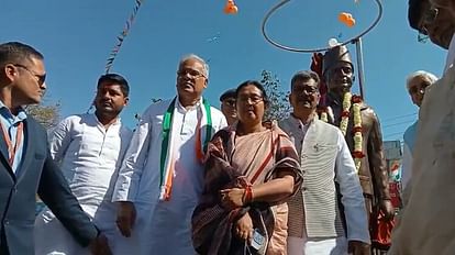 रामचंद्र सिंहदेव की प्रतिमा का अनावरण: CM भूपेश ने दी श्रद्धांजलि, कहा- छत्तीसगढ़ की अर्थव्यवस्था को दी मजबूती मुख्यमंत्री भूपेश ने पूर्व वित्तमंत्री की प्रतिमा का किया अनावरण।