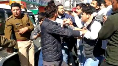 एनएसयूआई के गुट आपस में भिड़े