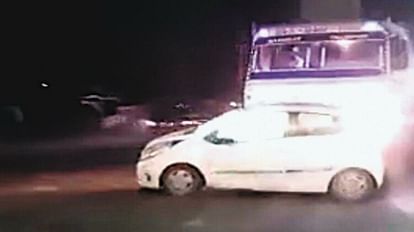 Meerut: ट्रक चालक ने नशे में एक किलोमीटर तक कार को घसीटा, टला बड़ा हादसा, वीडियो देखकर अफसर भी हैरान कार को घसीटता ट्रक चालक