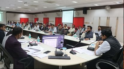 सुरक्षित सीहोर अभियान: 62 हजार से ज्यादा नागरिकों ने कराया बीमा, 48 हजार से अधिक राजस्व प्रकरणों का निराकरण कलेक्टर प्रवीण सिंह की अध्यक्षता में टीएल बैठक आयोजित की गई।
