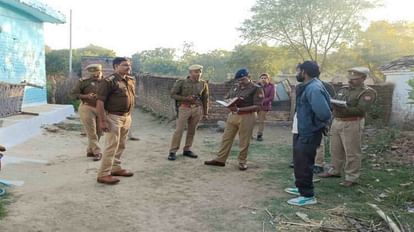 मौके पर जानकारी करती पुलिस
