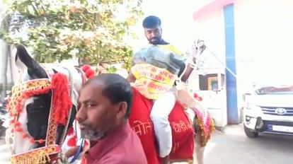 Khandwa: घोड़े पर चढ़कर निगम सम्मेलन में पहुंचे नेता प्रतिपक्ष, कहा- भ्रष्टाचार के खिलाफ जंग का एलान है ये खंडवा नगर निगम के नेता प्रतिपक्ष घोड़े पर चढ़कर सम्मेलन में पहुंचे।