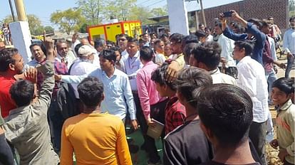 MP: पंधाना विधायक की विकास यात्रा में लगे मुर्दाबाद के नारे, विधायक बोले- जयस का हाथ; कांग्रेस ने ये कहा पंधाना विधायक के खिलाफ मुर्दाबाद के नारे लगाते ग्रामीण