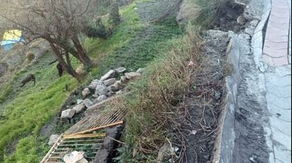 Joshimath: बारिश से सिंहधार में रास्ते का पुश्ता टूटा, खेतों की दरारें बढ़ीं, एक माह बाद खुला बदरीनाथ हाईवे पुश्ता टूटा