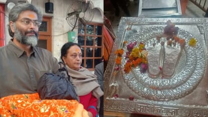 दर्शन के लिए पहुंचे मां-बेटा। मां के दरबार में एक श्रद्धालु की तरफ से चढ़ाई गई चांदी की चरण पादुका।