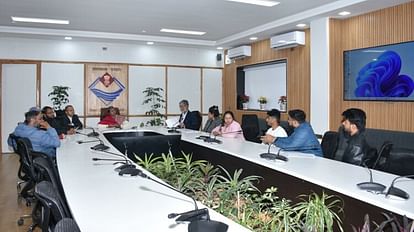 Dehradun: अपर मुख्य सचिव राधा रतूड़ी से मिले पीसीएस मुख्य परीक्षा के अभ्यर्थी, बोले- अब न टूटे युवाओं का मनोबल अपर मुख्य सचिव से मिले अभ्यर्थी
