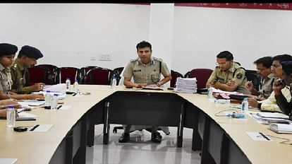 रायपुर में चाकूबाजी पर एसएसपी प्रशांत ने ली अधिकारियों की क्लास, कहा- गुंडे-बदमाशों पर सख्ती से निपटे एससपी प्रशांत अग्रवाल