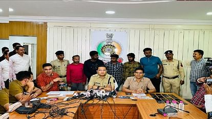 फर्जी गूगल कस्टमर केयर: जामताड़ा गिरोह के 5 अंतर्राज्यीय ठग गिरफ्तार, मोबाइल अपडेट करने के नाम पर करते थे ठगी प्रेस कॉन्फ्रेंस लेते एसएसपी प्रशांत अग्रवाल