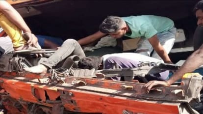 ट्रक का केबिन काटकर चालक को बाहर निकालते ग्रामीण।