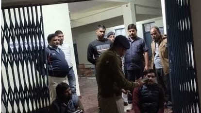 थाने के बाहर धरने पर बैठे भाजपा विधायक