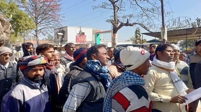 Azamgarh: ट्रक की चपेट में आई बाइक, मौसी के घर से लौट रहे युवक की मौत थाने के बाहर जुटी भीड़