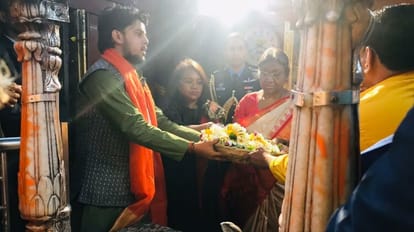 Varanasi: राष्ट्रपति मुर्मू ने लिया काशी के कोतवाल का आशीर्वाद, बाबा कालभैरव की आरती उतारी कालभैरव मंदिर में पूजा करतीं राष्ट्रपति मुर्मू
