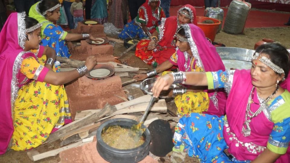 desi indian food daal bati paniya churma chatni makke ki roti sarso ka saag