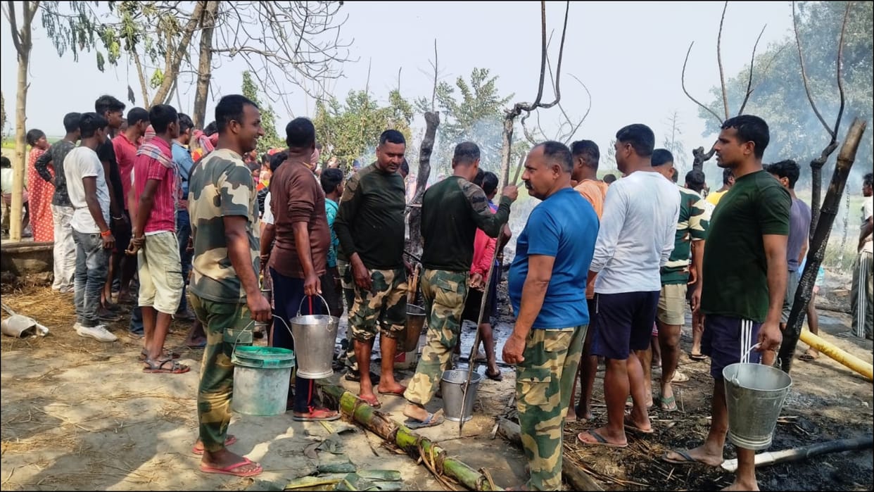 BSF jawan extinguishing fire at villager house in murshidabad West Bengal