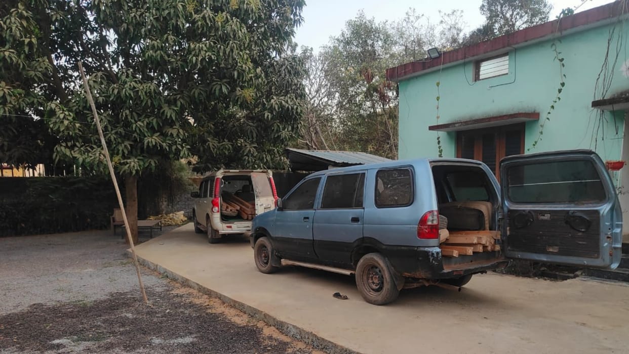 four arrested for smuggling wood, two vehicles seized in jagdalpur