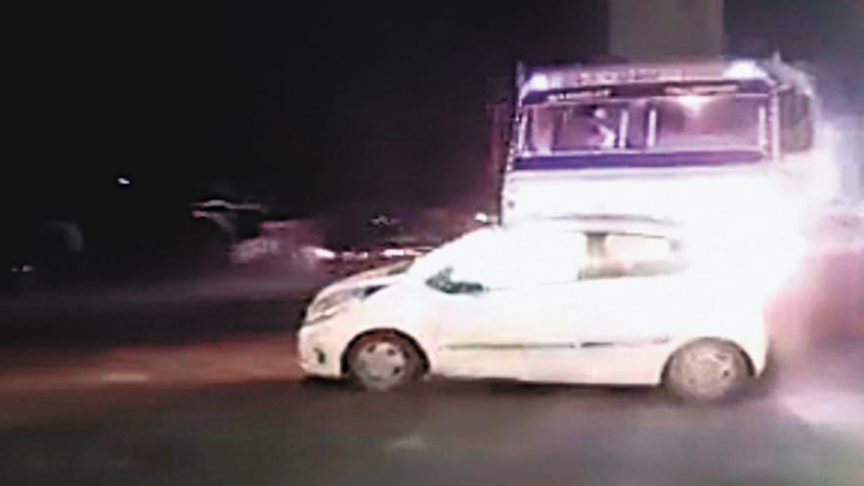 Meerut: drunken truck driver dragged the car for several kilometers over a minor dispute