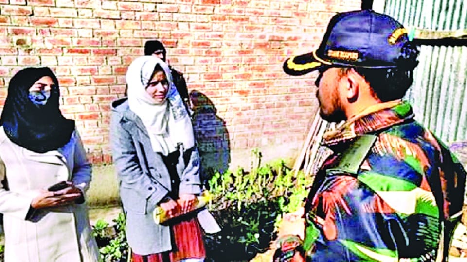 Kashmiri girl students prepared circuit and fan motor sent in satellite, ISRO sent satellite
