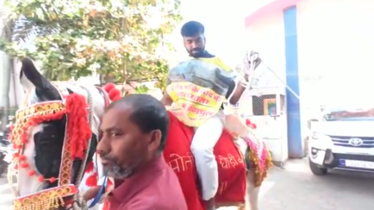 Leader of opposition arrived on horse at Khandwa Municipal Corporation conference
