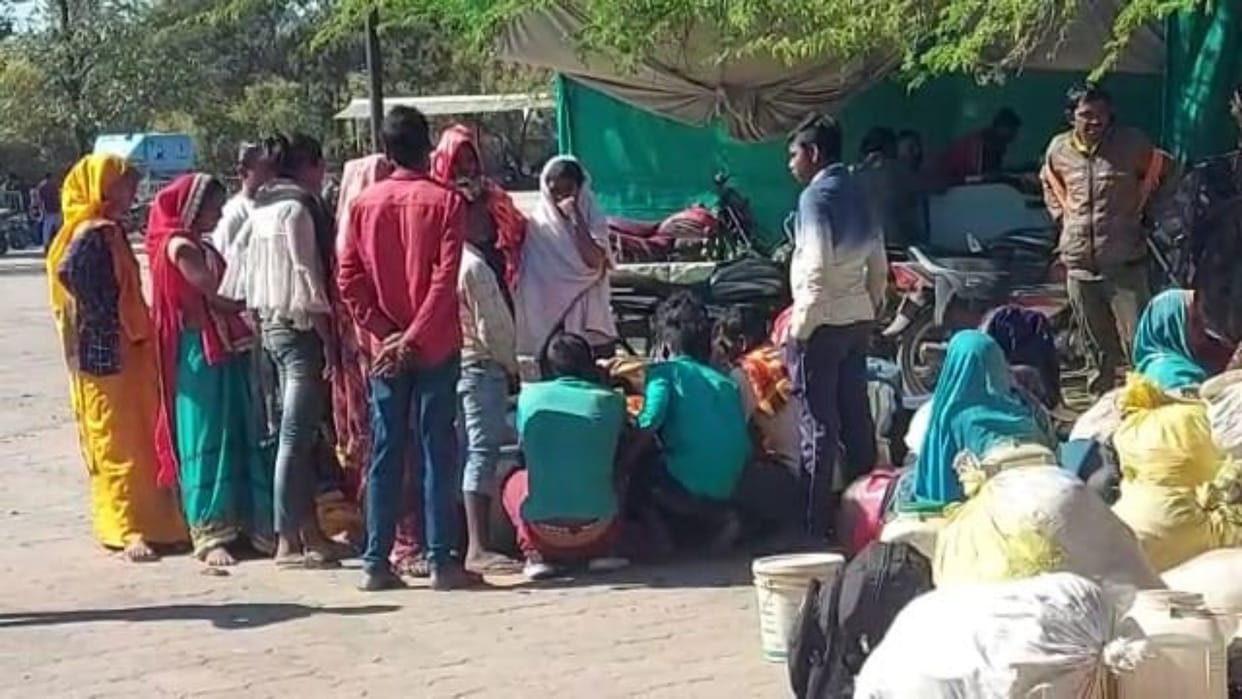 Dozens of laborers reached Collectorate carrying sacks after forest department did not pay wages in Damoh
